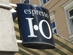 Walter Stzach: I.O Kaffeeuntersetzer. Foto. o. J.