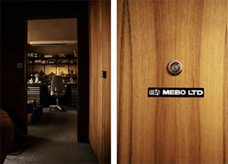 [Links:] Blick vom Büro in die Werkstatt. [Rechts:] Findet sich hinter der Türe der Mebo Ltd die Wahrheit zum grössten Terroranschlag in Europa?