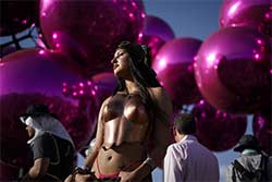 Am Coachella Musikfestival gehört die Selbstdarstellung zum Programm. Eine junge Frau posiert vor einer Installation des gleichzeitig stattfindenden Kunstfestivals. Caroline Brehman / EPA