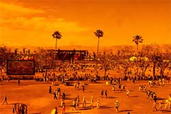 Das Gelände des Coachella Festivals durch die gefärbten Fenster des «Spectra» Turms. Aude Guerrucci / Reuters