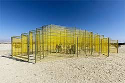 Die begehbare Installation «No. 1225 Chainlink 2022/23» der aus Bangladesh stammenden Künstlerin Rana Begum formt ein Labyrinth aus goldgelb gefärbtem Maschenzaun. Etienne Laurent / EPA