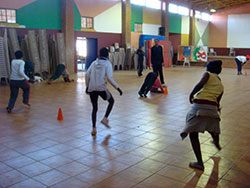 public viewing - public painting – Bilderübergabe in Masibambane / im Masibambane College, 2008
