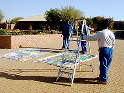 public viewing - public painting – Bilderübergabe in Masibambane / im Masibambane College, 2008