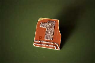 An einem solchen Fragment, im Original 2×1 cm gross, hängt der Fall Lockerbie.