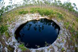 Blue Hole. Abaco, Bahamas. Foto: Bahama Islands Info. Curt Bowen