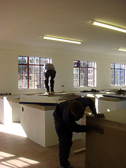 public viewing - public painting – Bilderübergabe in Masibambane / im Masibambane College, 2008